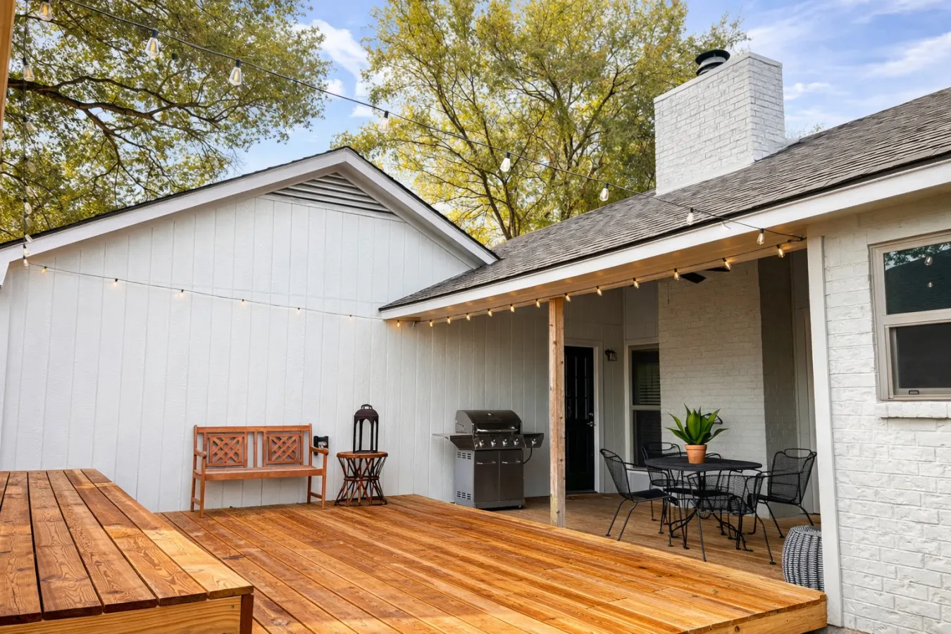 Good Bull Getaway: 3 Br + Backyard Deck