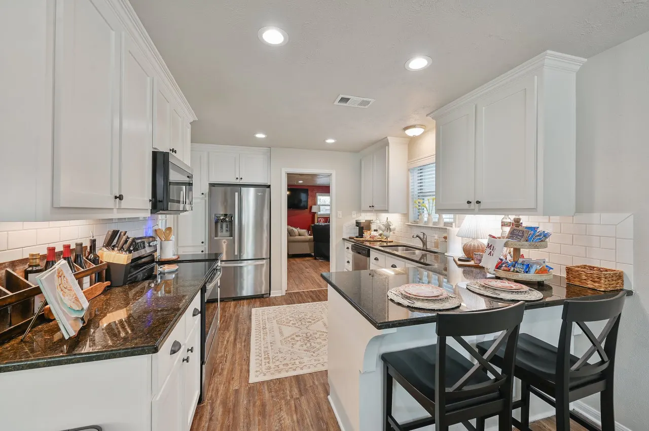 Good Bull Getaway: 3 Br + Backyard Deck 2