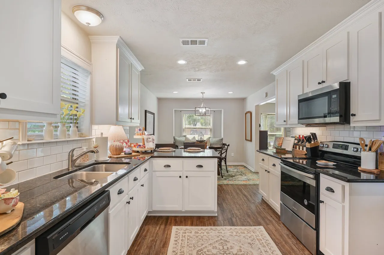 Good Bull Getaway: 3 Br + Backyard Deck 9