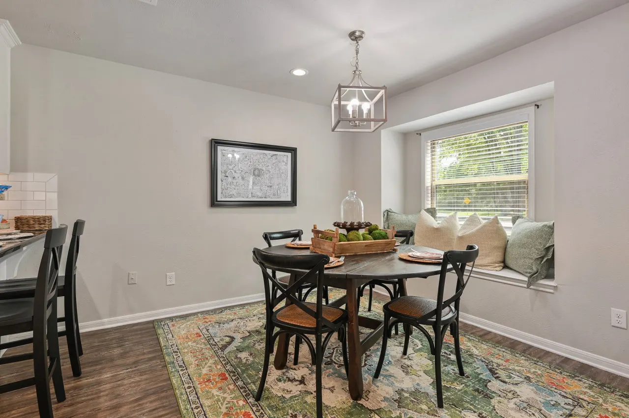 Good Bull Getaway: 3 Br + Backyard Deck 10