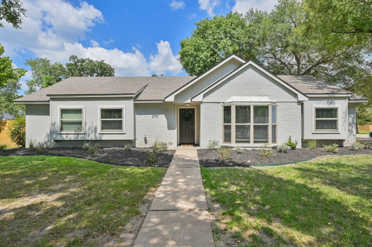 Good Bull Getaway: 3 Br + Backyard Deck 13