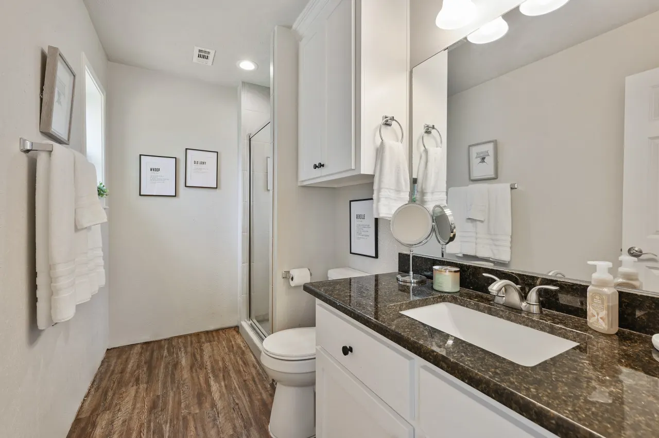 Good Bull Getaway: 3 Br + Backyard Deck 16