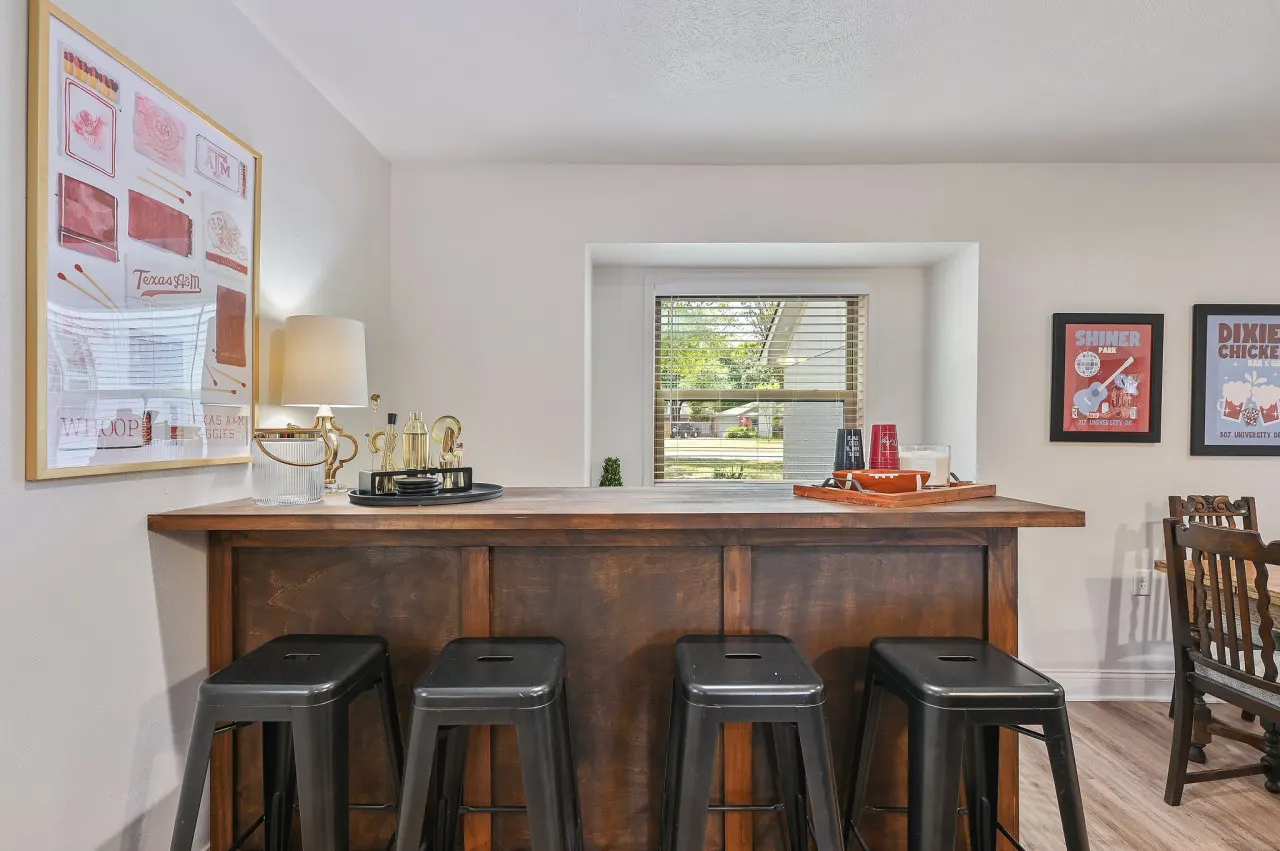 Good Bull Getaway: 3 Br + Backyard Deck 19