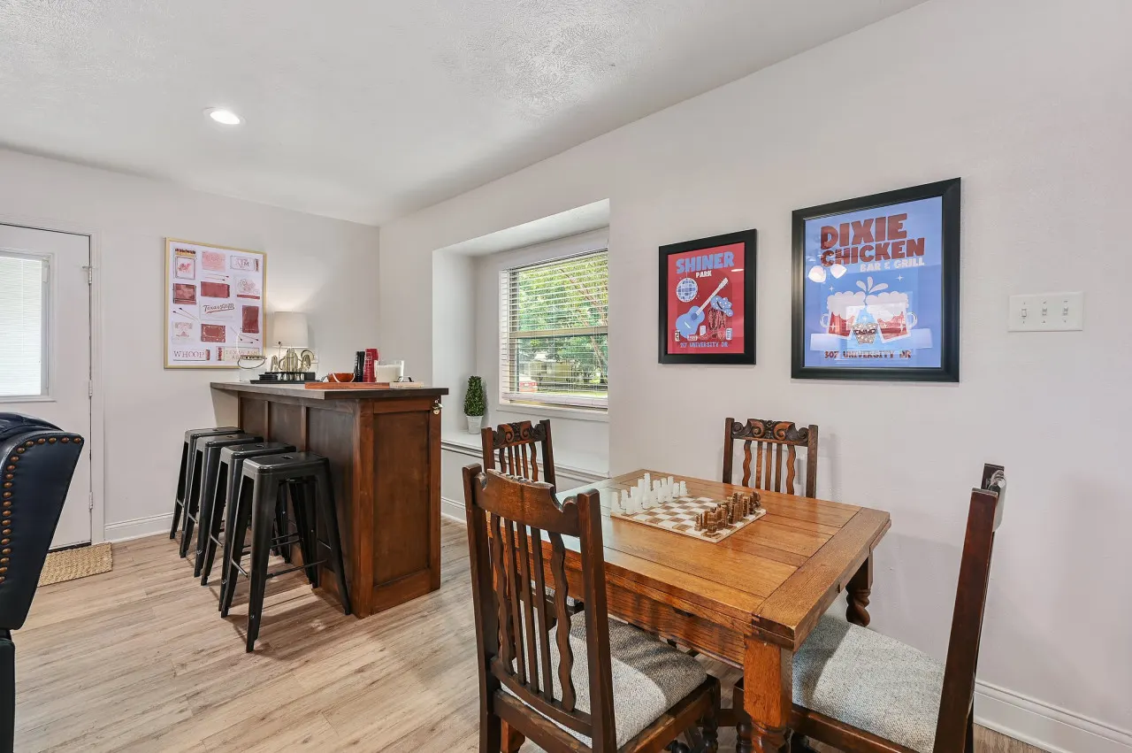 Good Bull Getaway: 3 Br + Backyard Deck 20