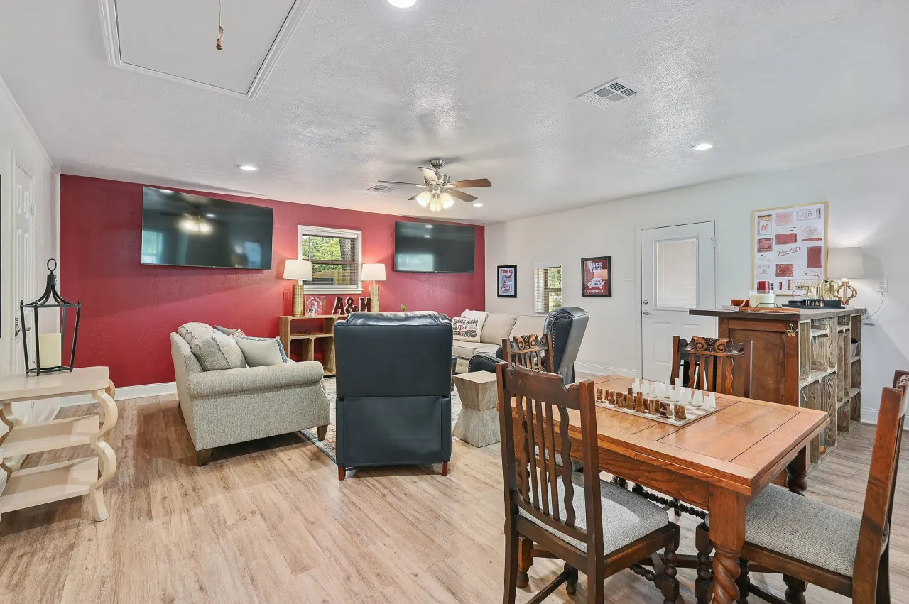 Good Bull Getaway: 3 Br + Backyard Deck 3