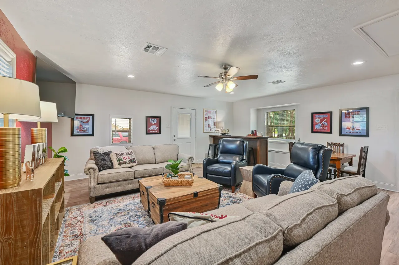 Good Bull Getaway: 3 Br + Backyard Deck 4