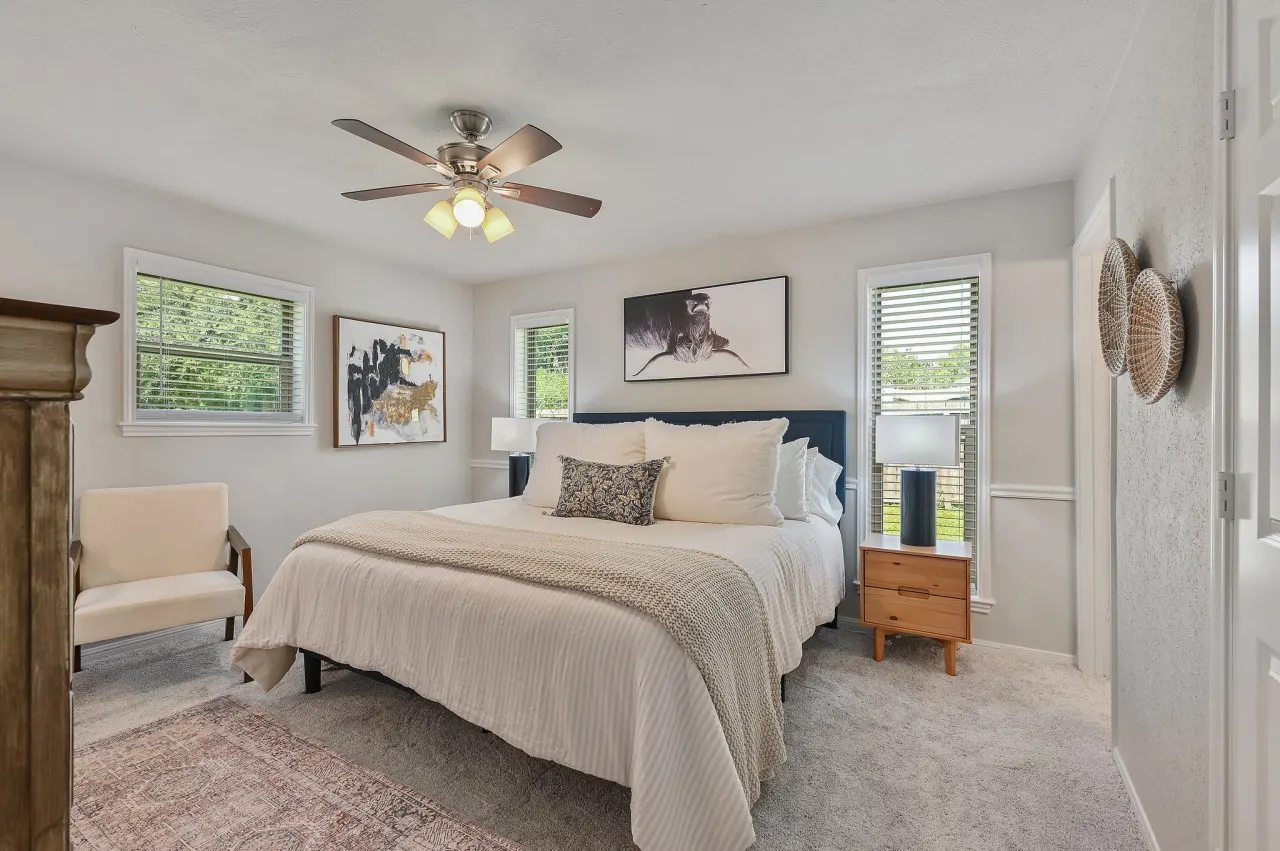 Good Bull Getaway: 3 Br + Backyard Deck 6