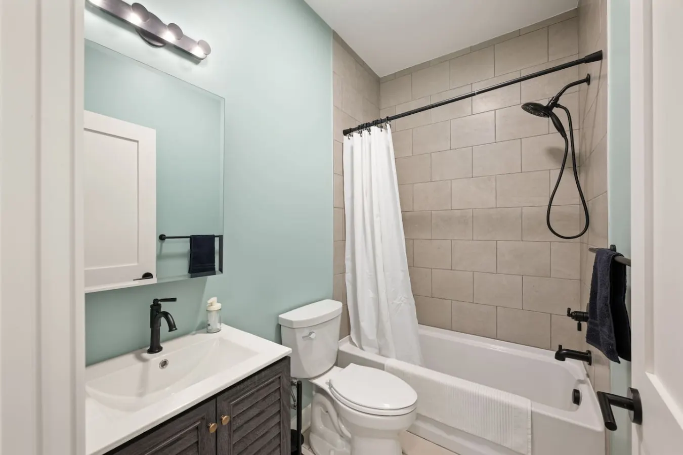 Hidden Gem 2BD w/ Patio, Near Findlay Market, UC 14