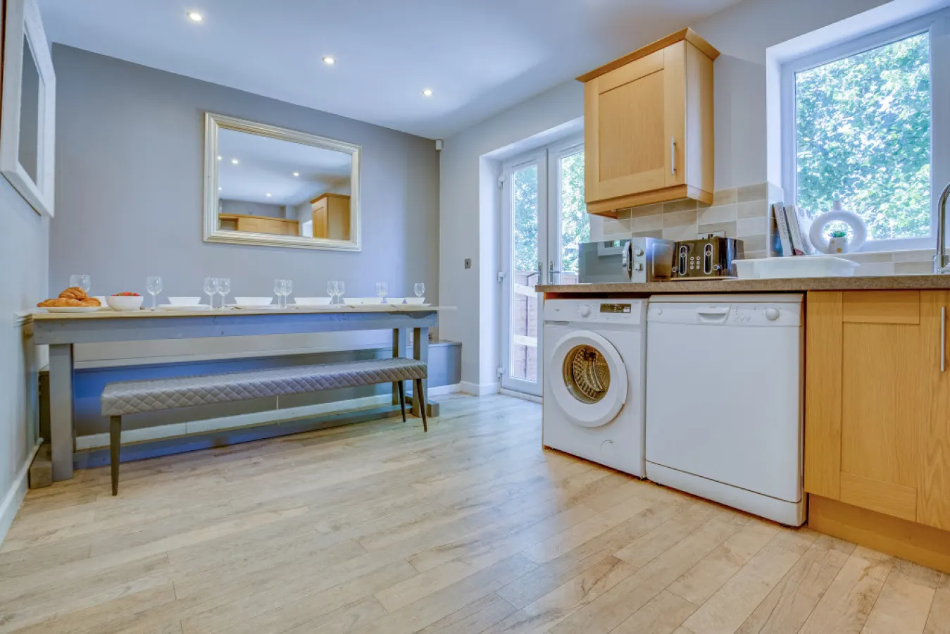 Stylish 5BR Townhouse-Fishponds View FREE Parking — photo 3