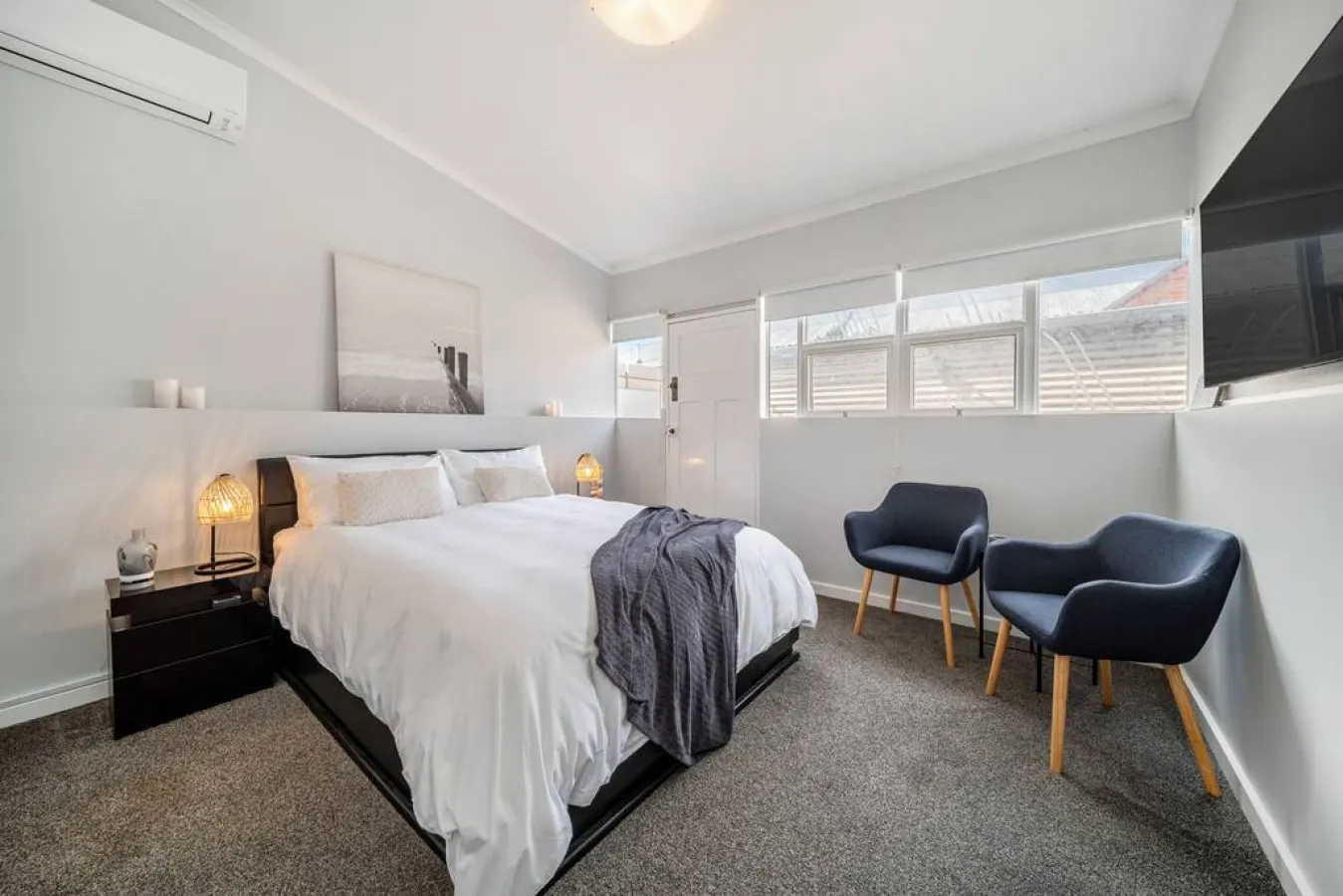 Stone's Throw—A Beachside Retreat for Two