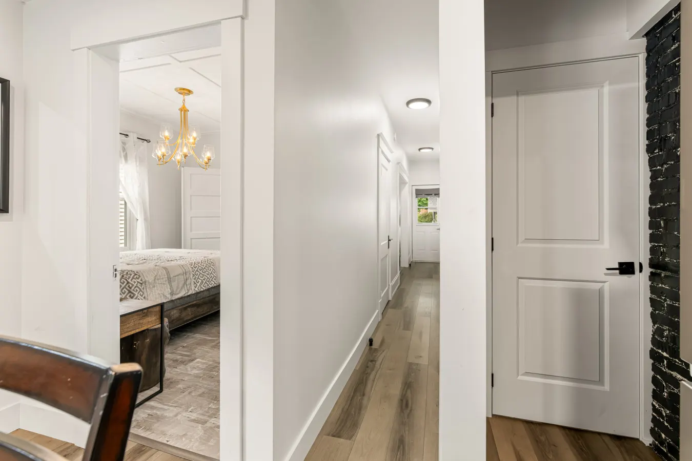 Clean & Modern 1BR 4 Guests Parking & Wi-Fi 10