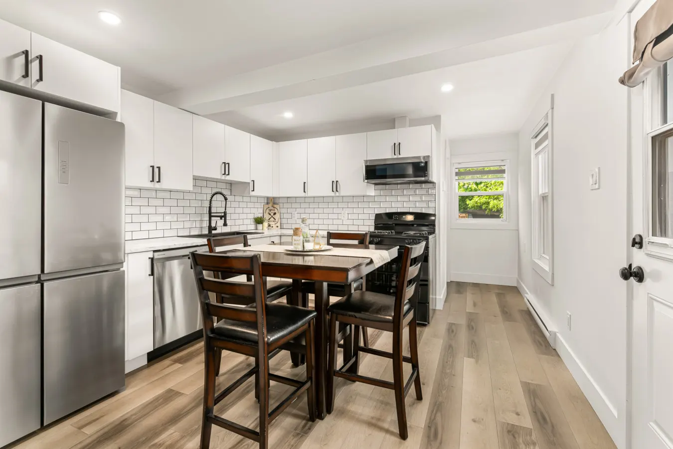 Clean & Modern 1BR 4 Guests Parking & Wi-Fi 11