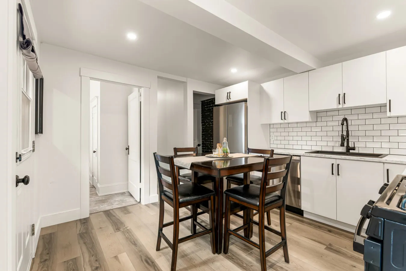 Clean & Modern 1BR 4 Guests Parking & Wi-Fi 12