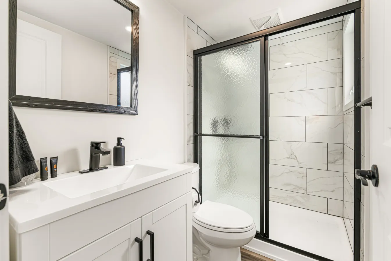 Clean & Modern 1BR 4 Guests Parking & Wi-Fi 14