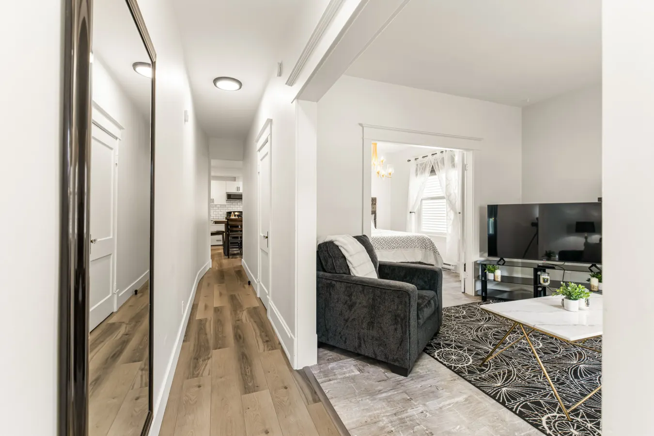 Clean & Modern 1BR 4 Guests Parking & Wi-Fi 8