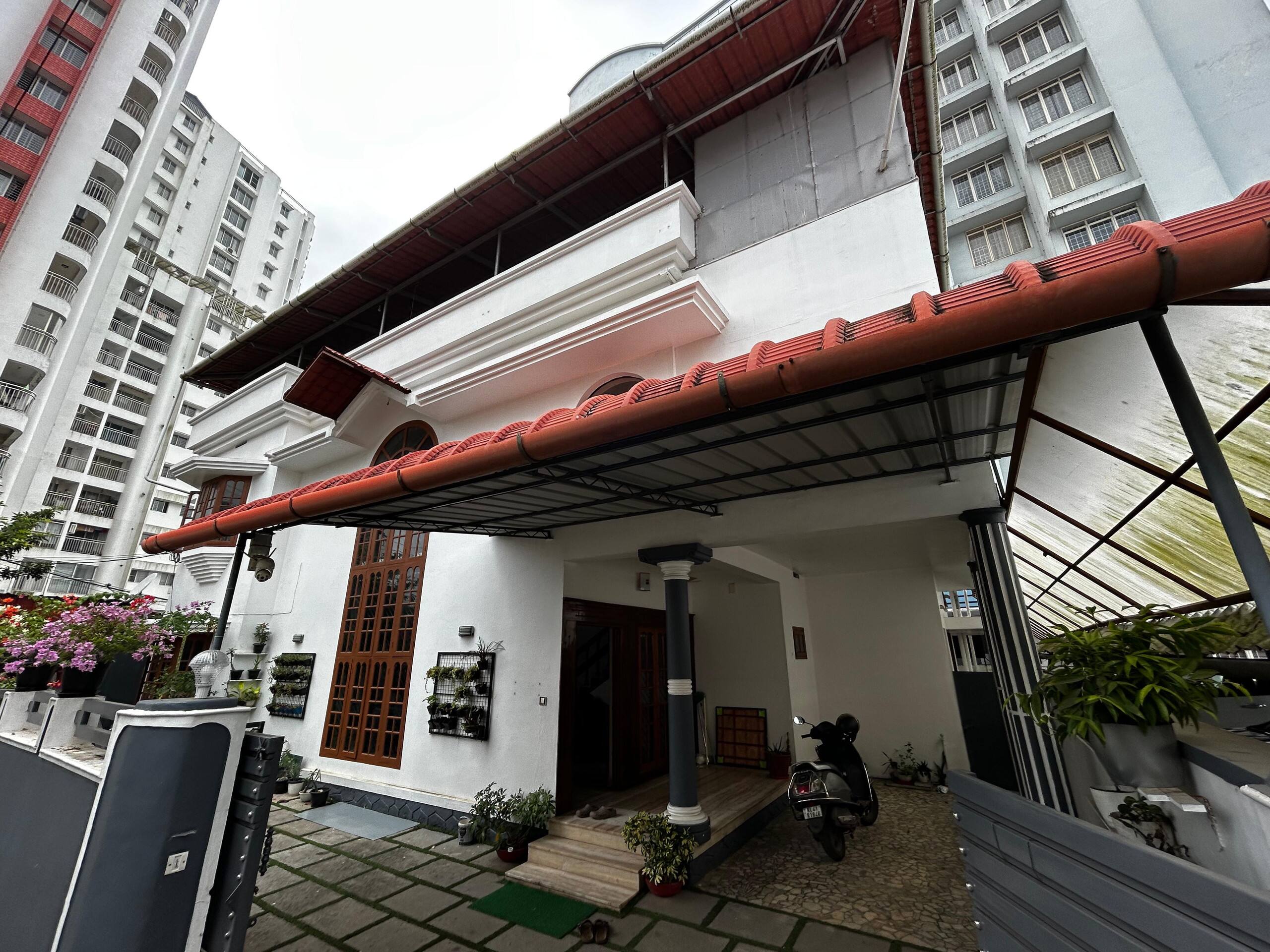 Home in Aluva –Steps Away from Metro & Bus Station 2