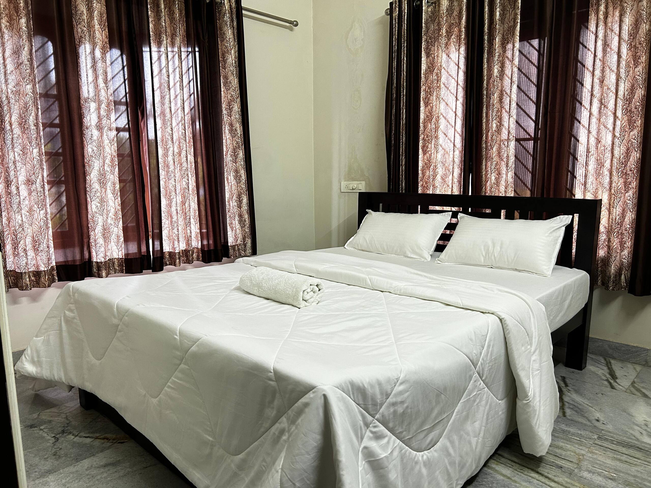 Home in Aluva –Steps Away from Metro & Bus Station 11