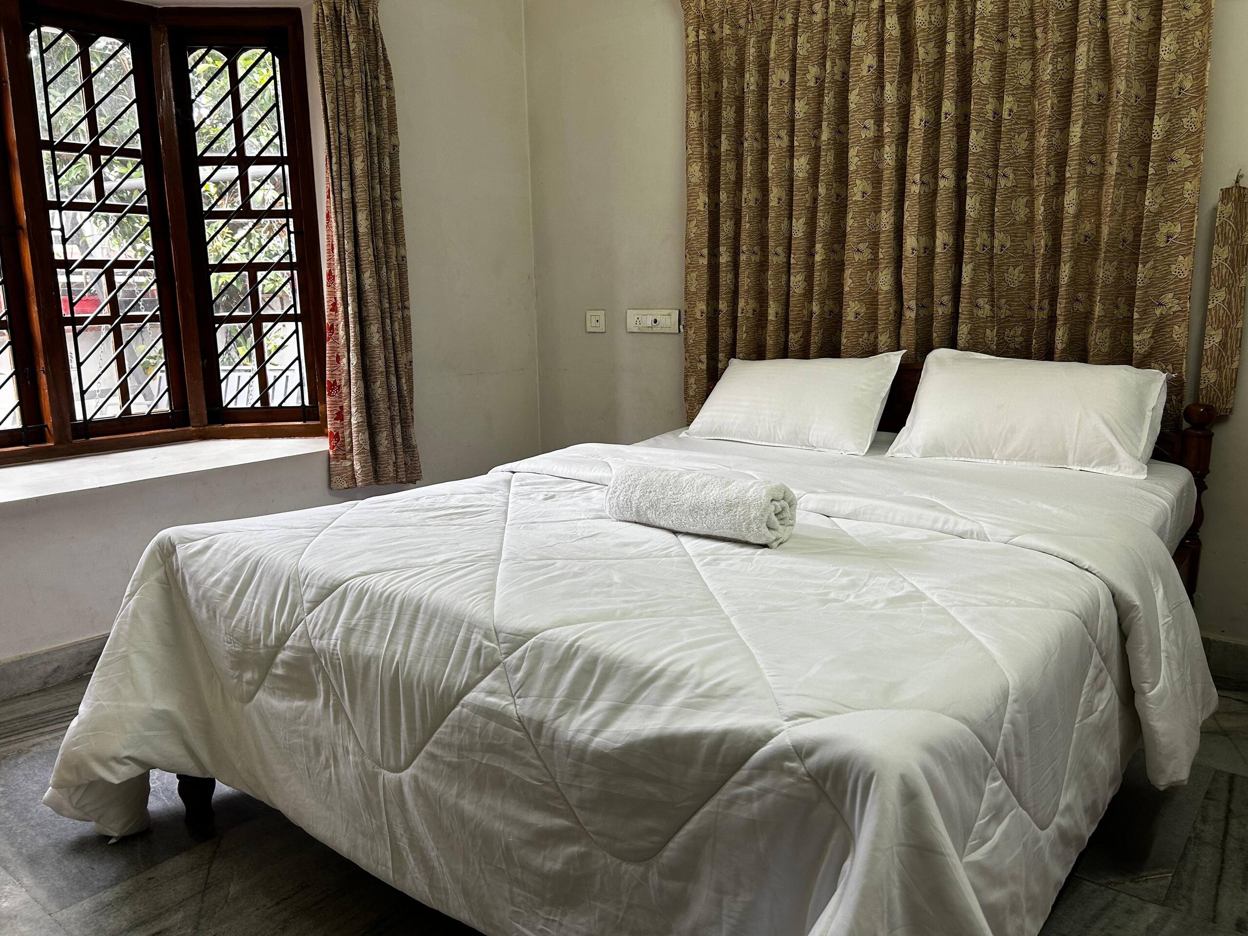 Home in Aluva –Steps Away from Metro & Bus Station 10