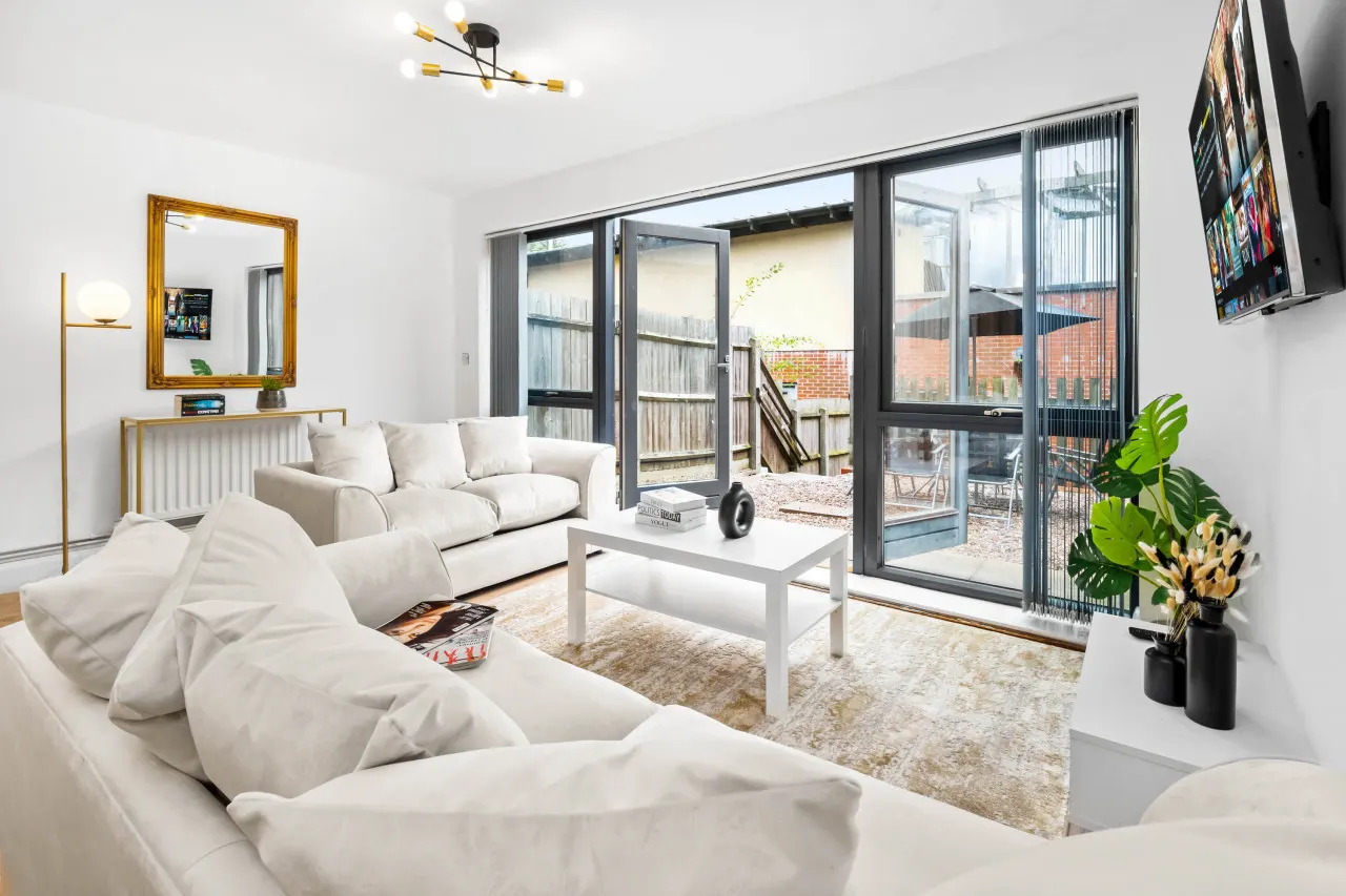 City Centre Townhouse - Garage - Parking 9