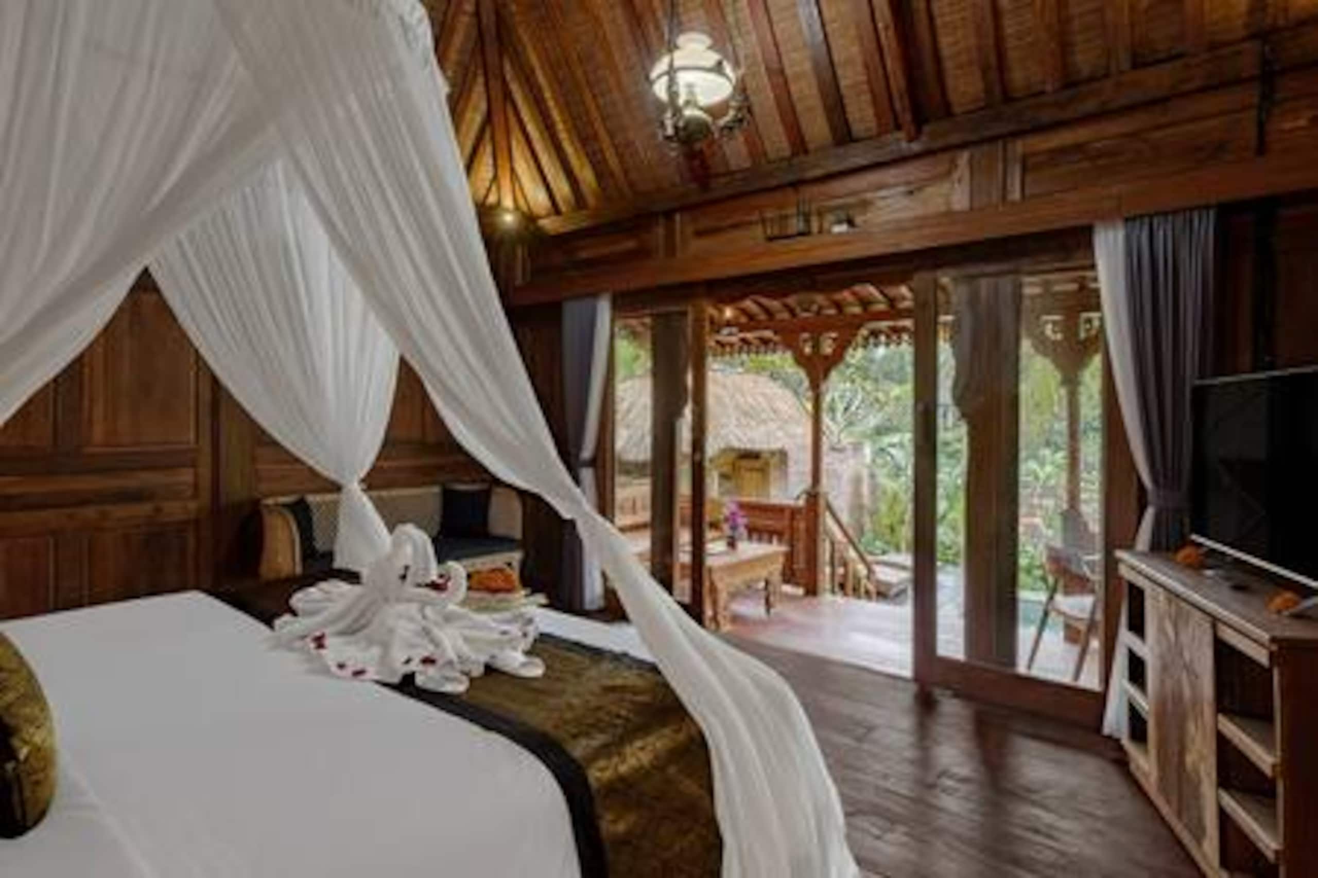 Authentic Wooden Villa in Ubud w/ Lush Jungle View — photo 5
