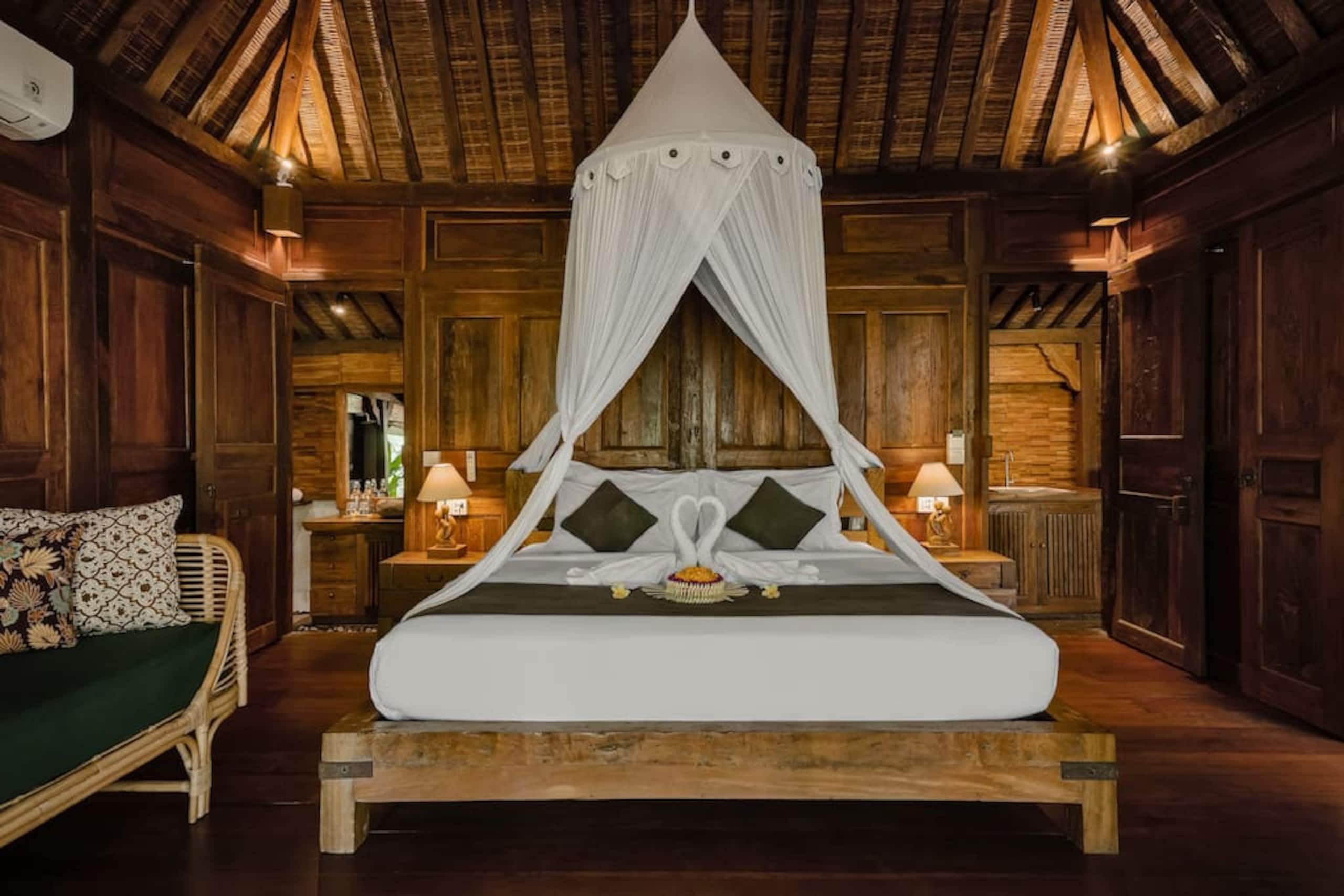 Authentic Wooden Villa in Ubud w/ Lush Jungle View 6