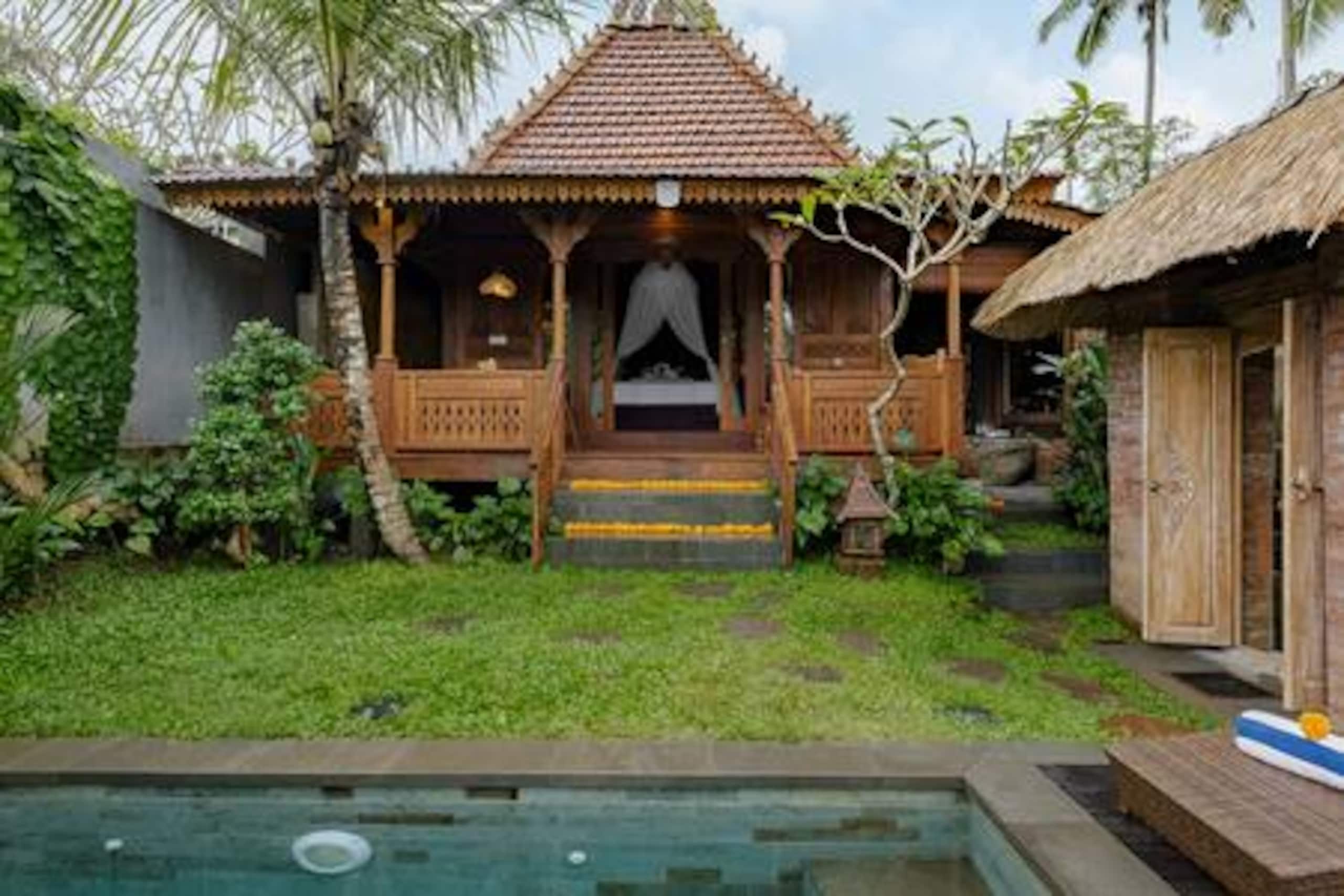 Authentic Wooden Villa in Ubud w/ Lush Jungle View — photo 3