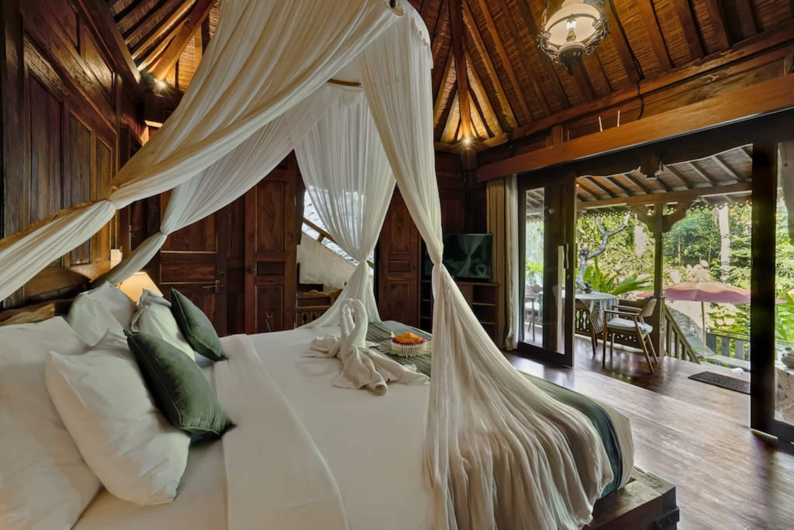 Authentic Wooden Villa in Ubud w/ Lush Jungle View — photo 2
