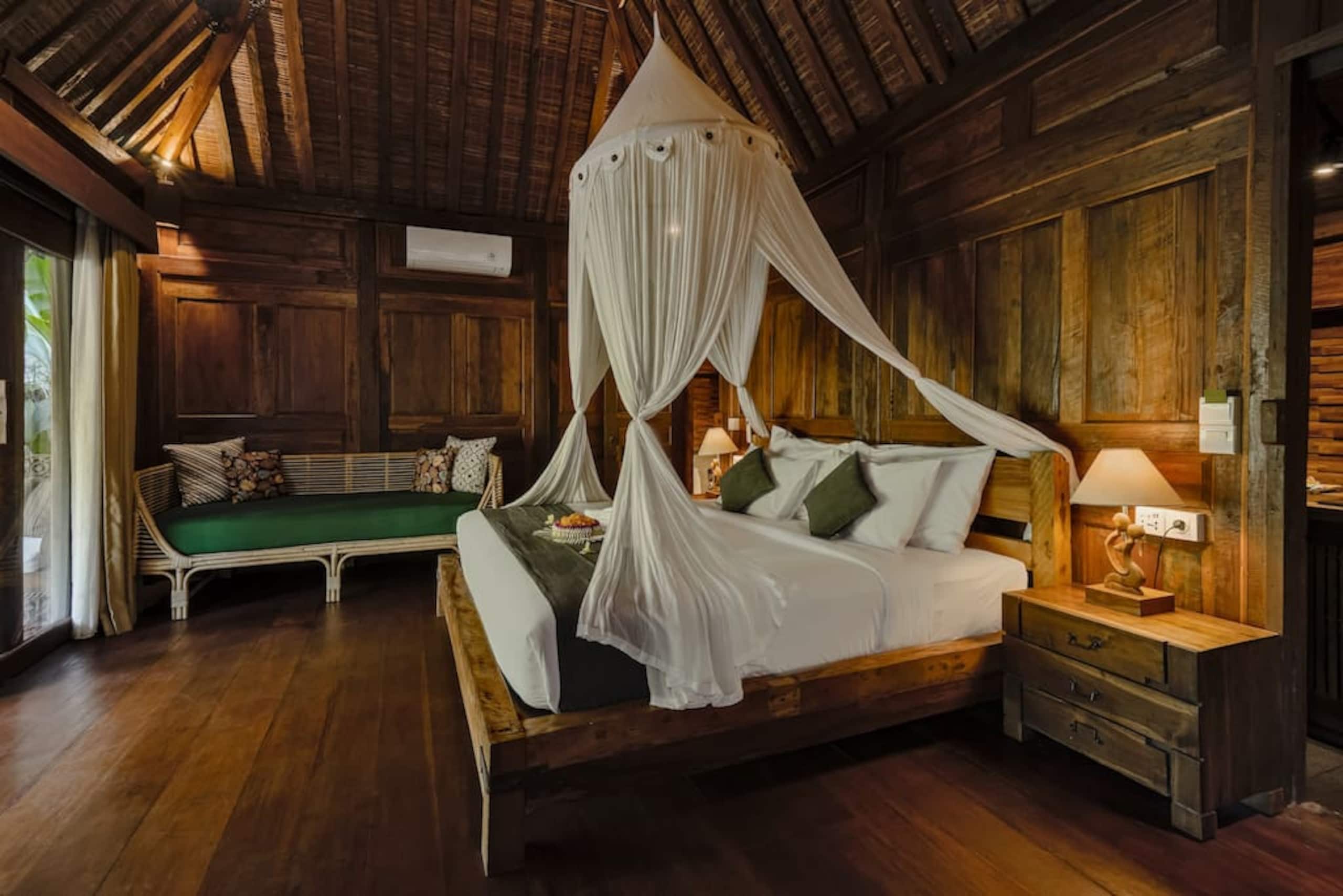 Authentic Wooden Villa in Ubud w/ Lush Jungle View 7