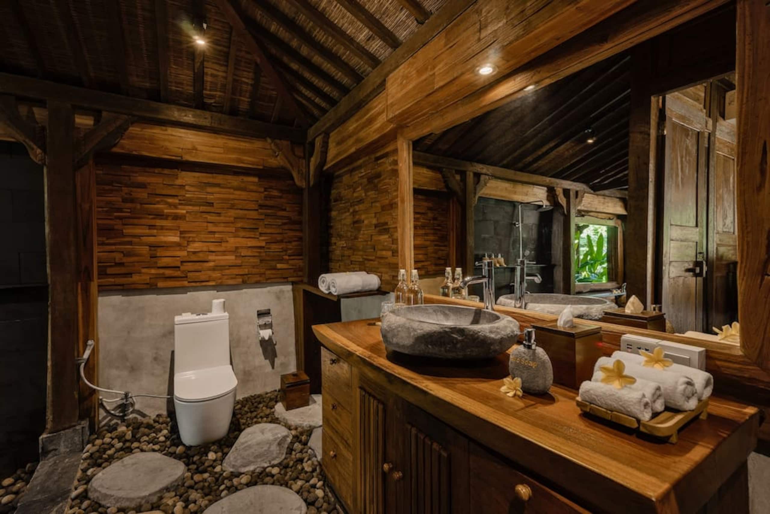 Authentic Wooden Villa in Ubud w/ Lush Jungle View 11