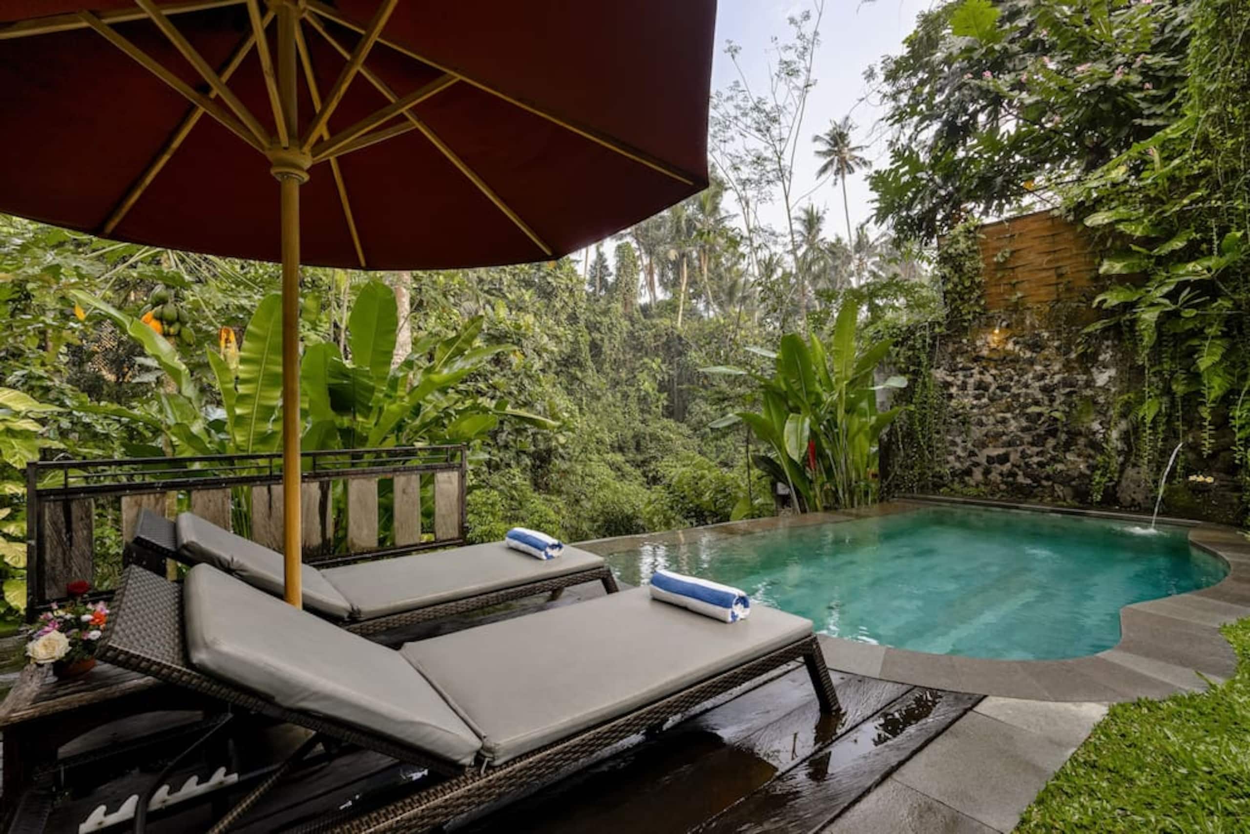 Authentic Wooden Villa in Ubud w/ Lush Jungle View — photo 4