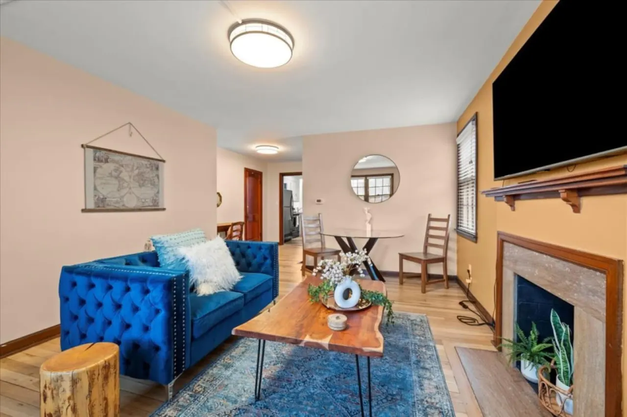 Walk to High St • Free Parking & Private Backyard