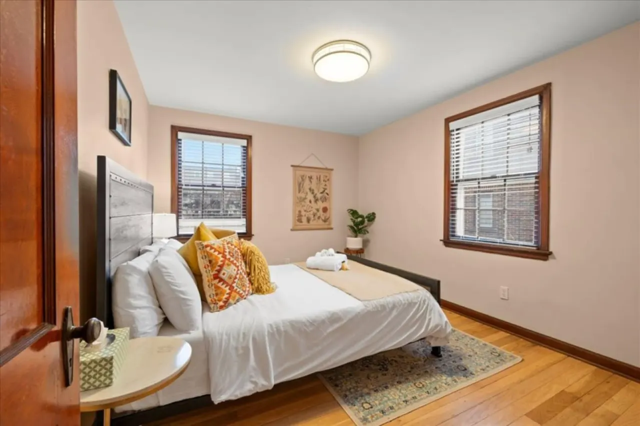 Walk to High St Free Parking & Private Backyard 2