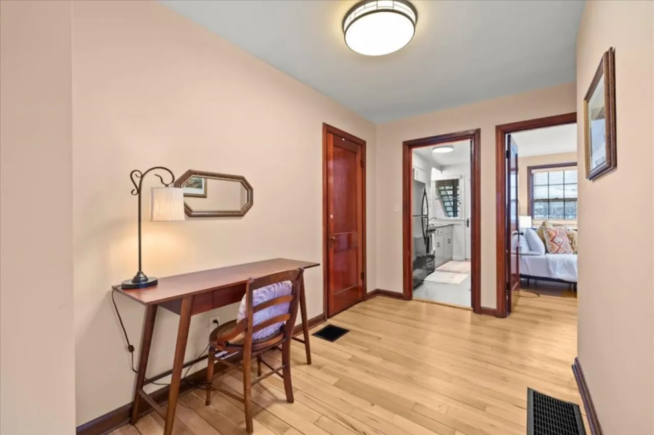 Walk to High St Free Parking & Private Backyard 10