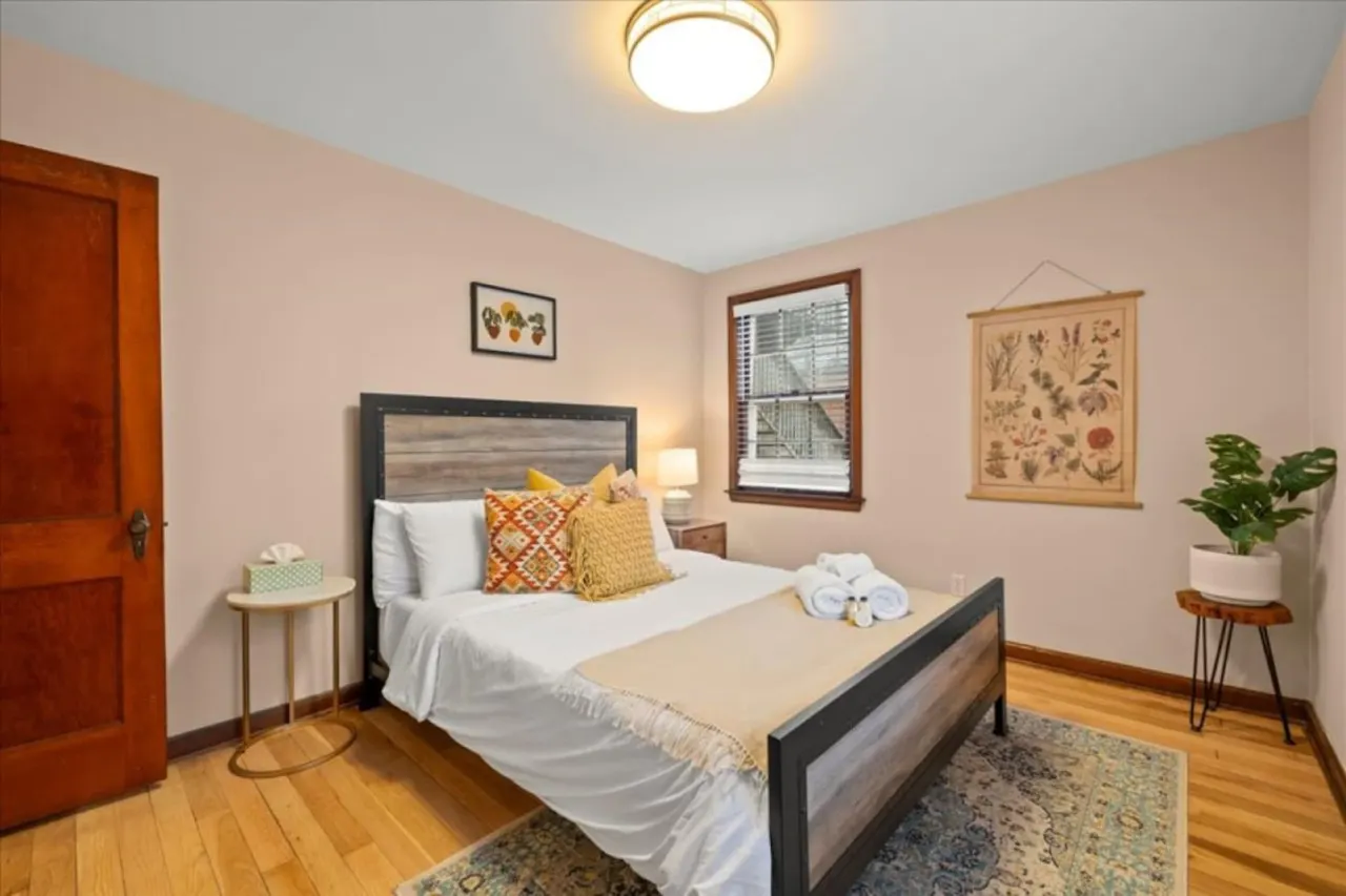 Walk to High St Free Parking & Private Backyard 13