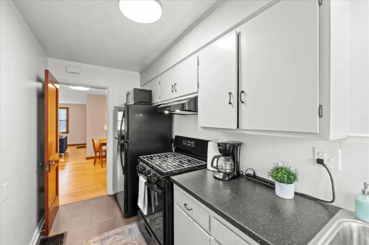 Walk to High St Free Parking & Private Backyard 16