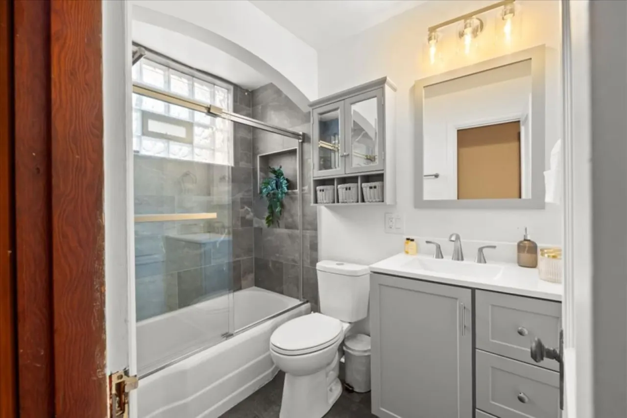 Walk to High St Free Parking & Private Backyard 3