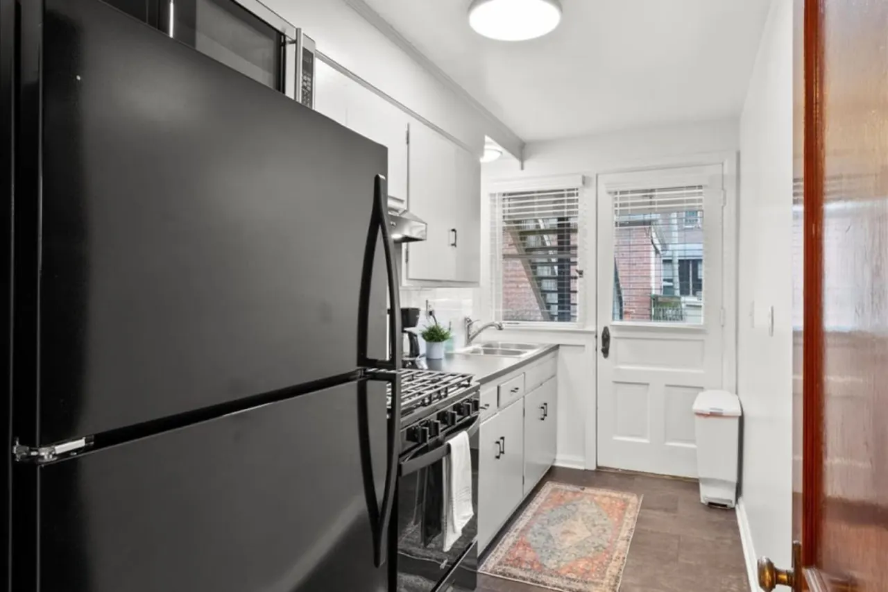 Walk to High St Free Parking & Private Backyard 4