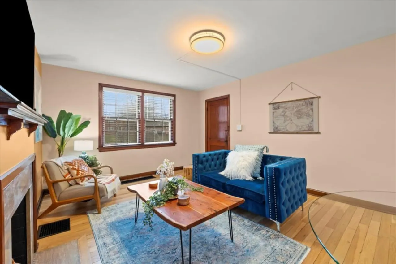 Walk to High St Free Parking & Private Backyard 6