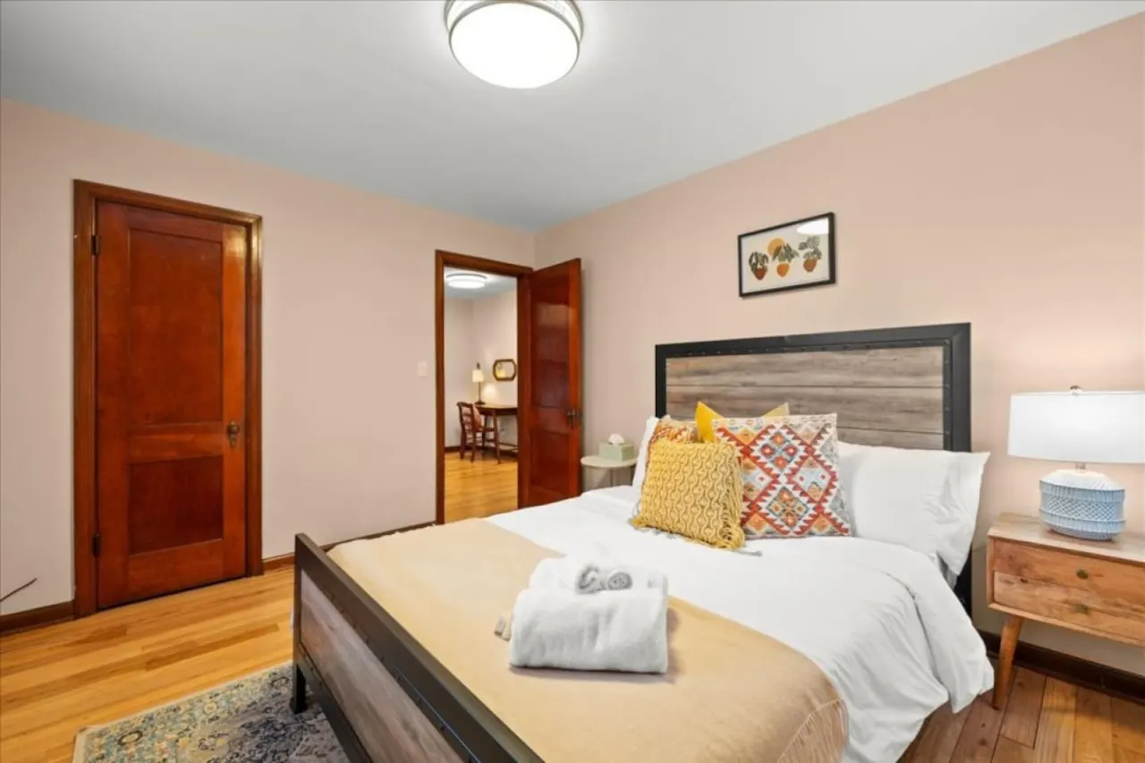 Walk to High St Free Parking & Private Backyard 7