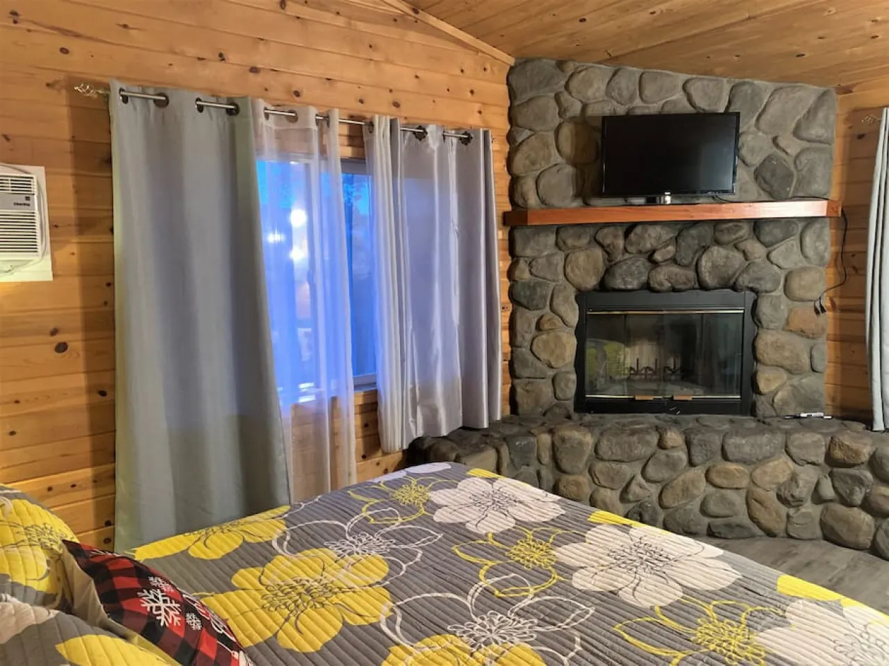 Cozy Lake-View Lodge #5 ( 2 BR near The Village) 8