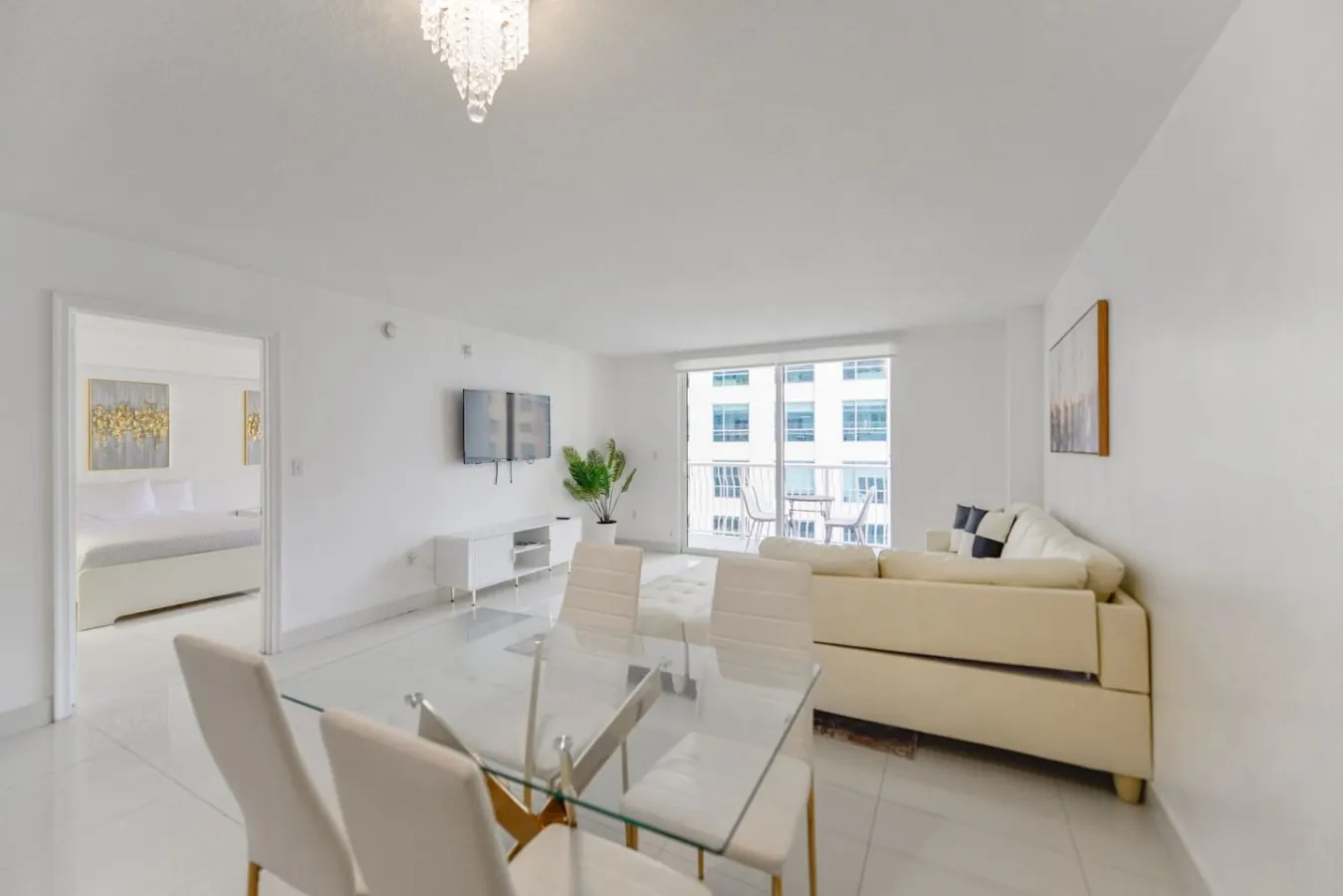 Beautiful Brickell Condo + Balcony/Free Parking — photo 2