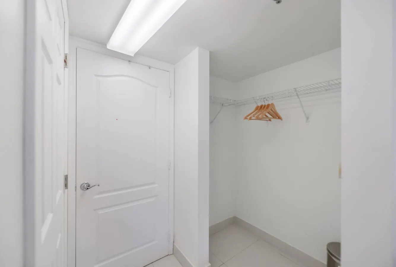 Beautiful Brickell Condo + Balcony/Free Parking 20