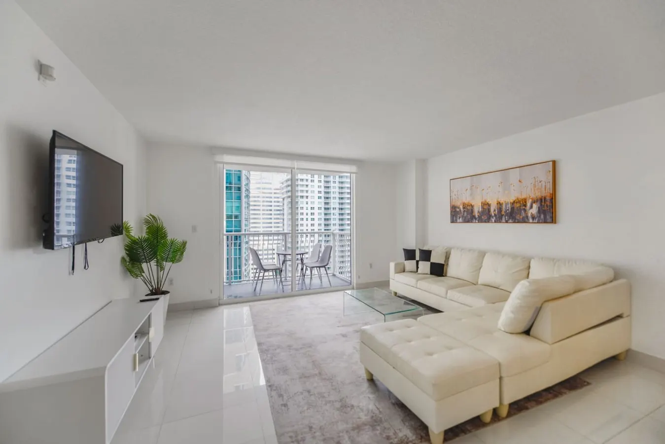 Beautiful Brickell Condo + Balcony/Free Parking — photo 4