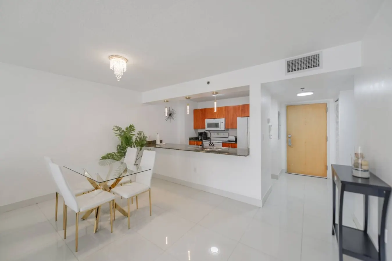 Beautiful Brickell Condo + Balcony/Free Parking 8