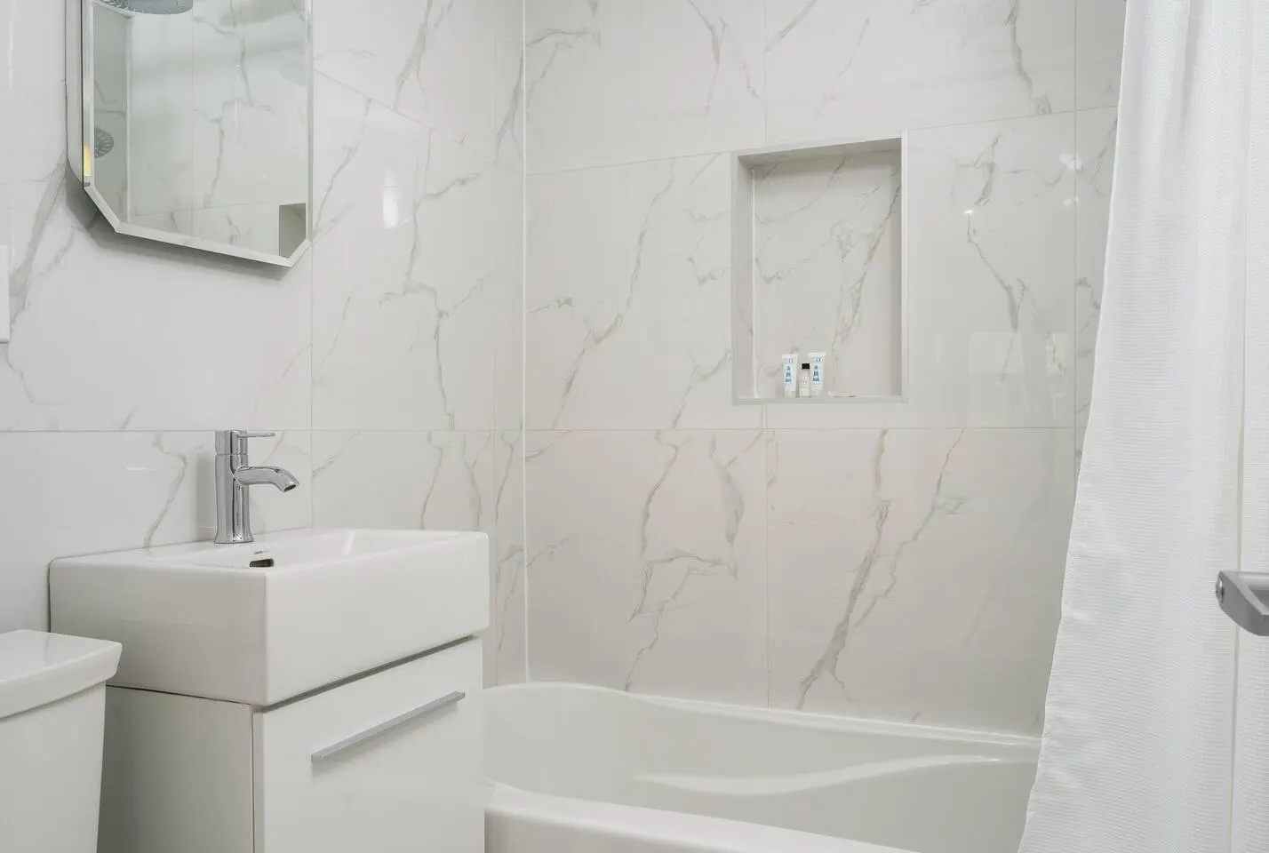 Cozy Renovated Studio near McGill & Festivals 7