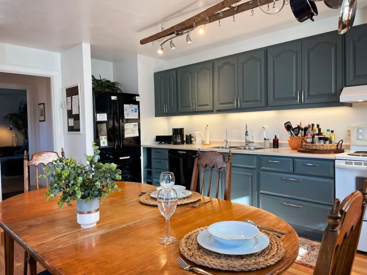 Relax in Style & Comfort in Prince Edward County! One beach pass is included! — photo 2