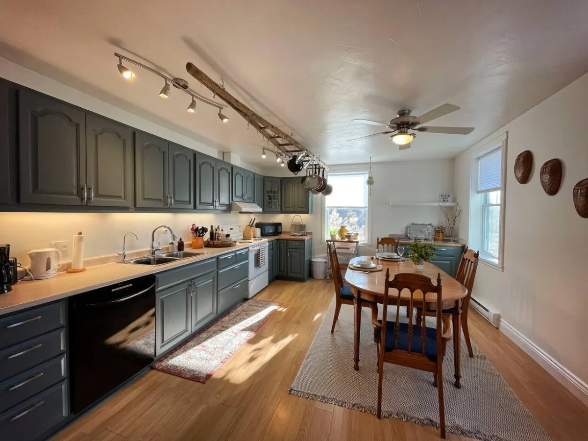 Relax in Style & Comfort in Prince Edward County! One beach pass is included! — photo 3