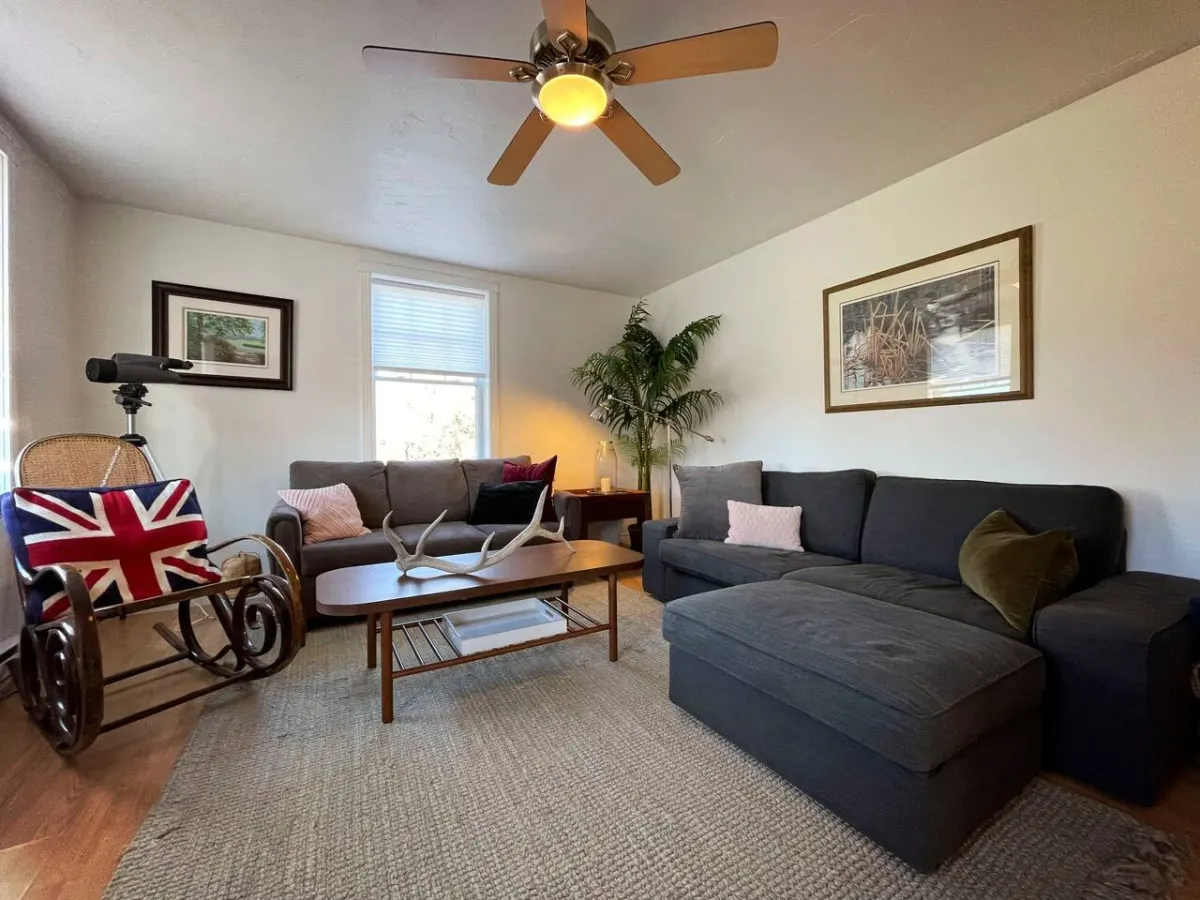 Relax in Style & Comfort in Prince Edward County! One beach pass is included! — photo 4