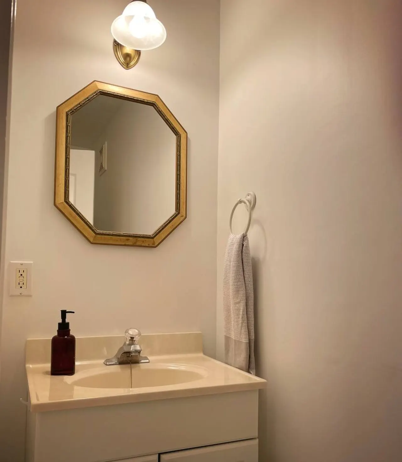 Relax in Style & Comfort in Prince Edward County! One beach pass is included! 8