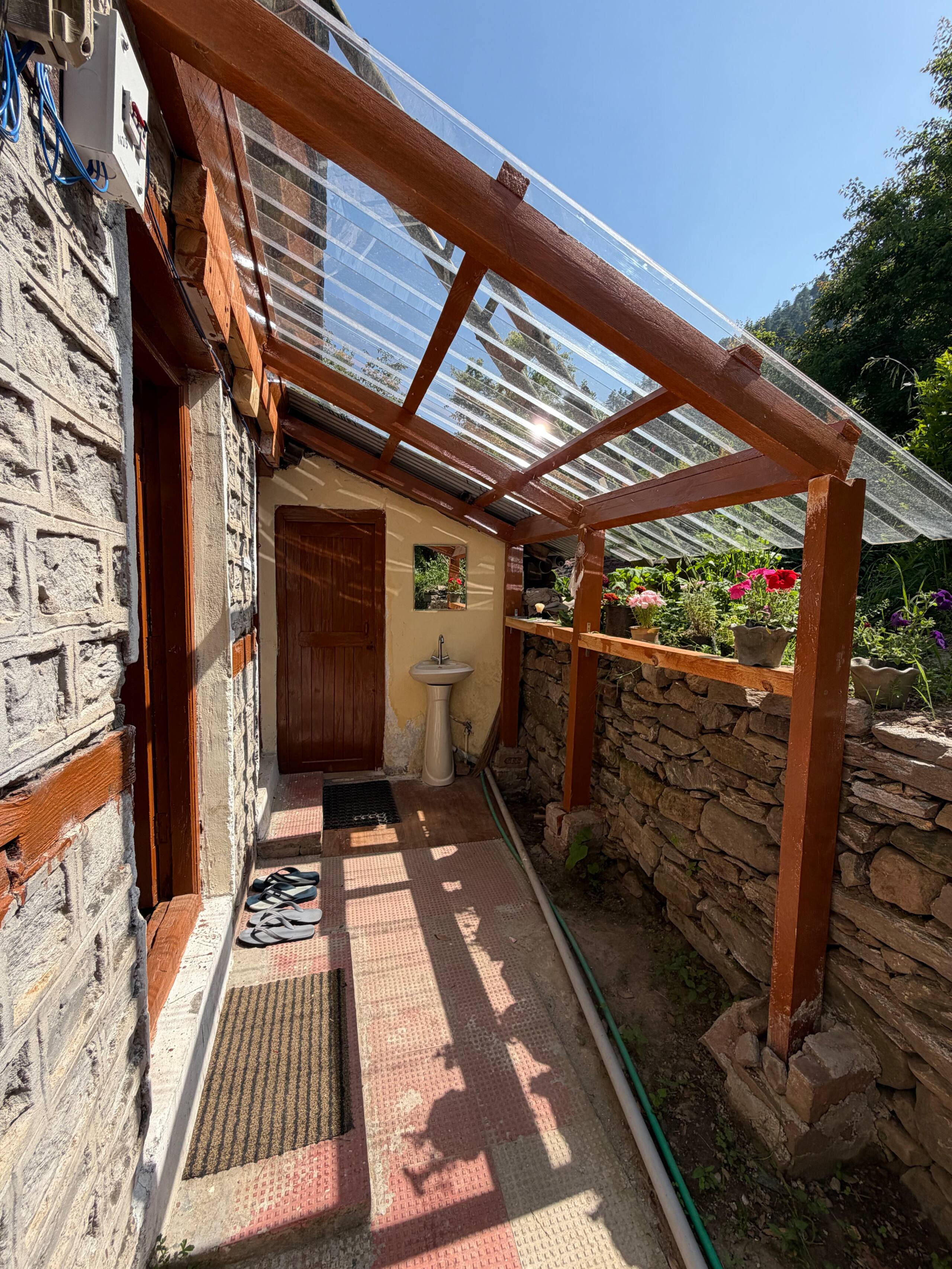 The Pahadi Studio ~Rustic Himalayan Wooden Home~ 15